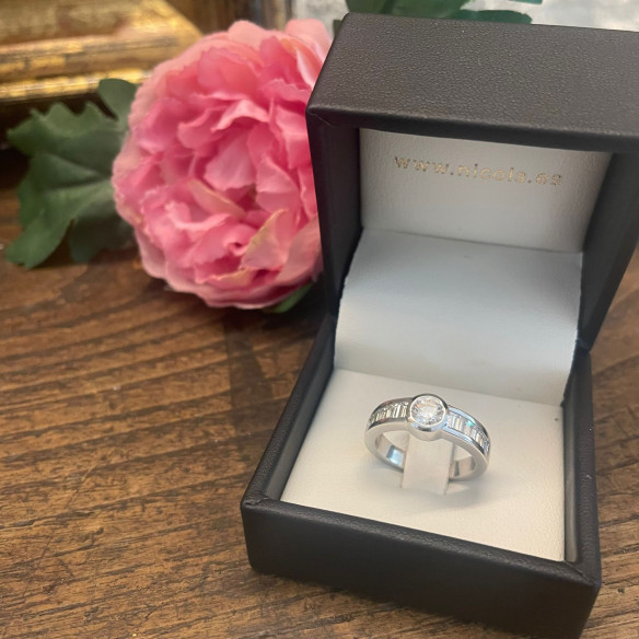 Diamante anel Emily 1.24 ouro branco - Compromisso de aniversário de anéis