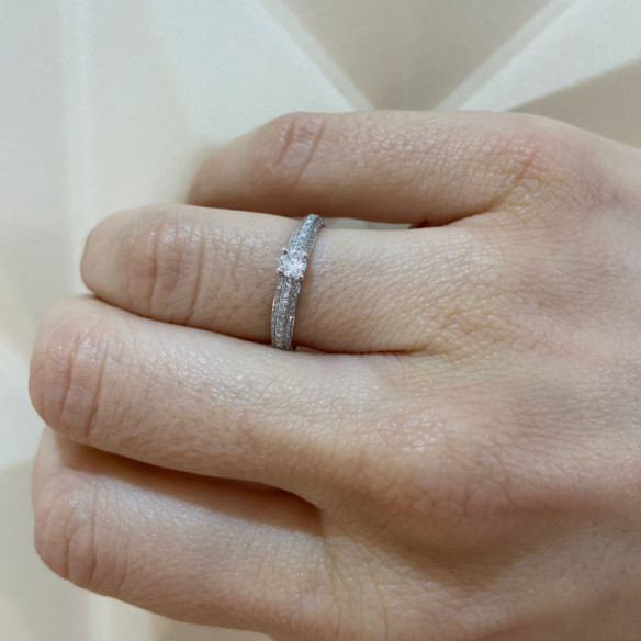 Anello Grace in oro bianco con diamanti - Alleanze luminose
