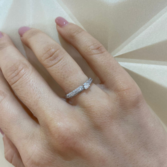 Anello Grace in oro bianco con diamanti - Alleanze luminose