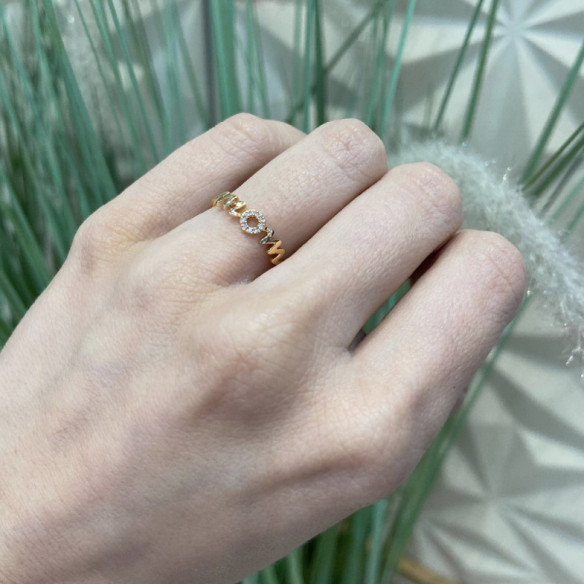 Goldfarbener „Mom Mama“-Ring mit Mini-Details - Diamantringe