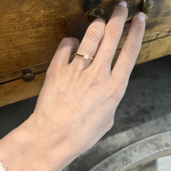 Anello Gardenia con diamanti 0,10 in oro giallo - disegni attuali