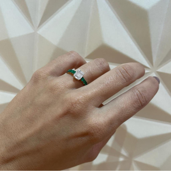 Anillo Diamantes Electra 0.44 Oro Amarillo y Esmeralda - Anillos de Compromiso Verde