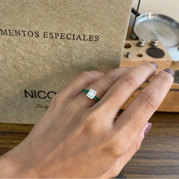 Anillo Diamantes Electra 0.44 Oro Amarillo y Esmeralda - Anillos de Compromiso Verde