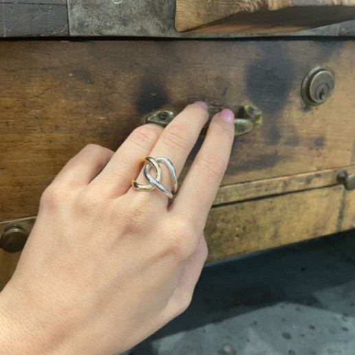 Anillo Onda Anudada Oro Amarillo Y Blanco - Anillos de Oro Sin Piedras 2