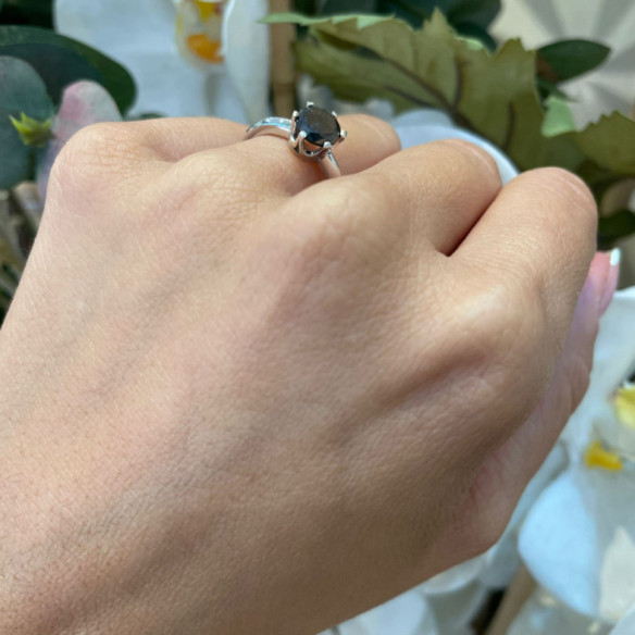 Schwarze Leistung Ein schwarzer Diamantring - moderne Designs