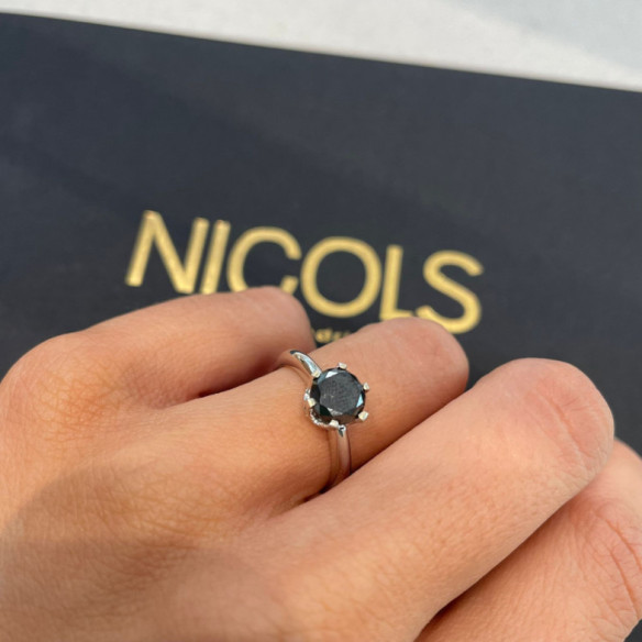 Schwarze Leistung Ein schwarzer Diamantring - moderne Designs