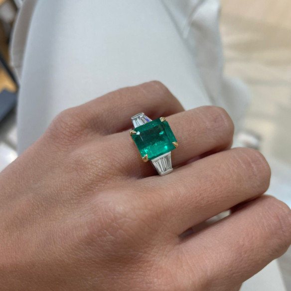 Anillo Esmeralda Cinco Quilates y Diamantes Solitario Red Carpet - Alti gioielli