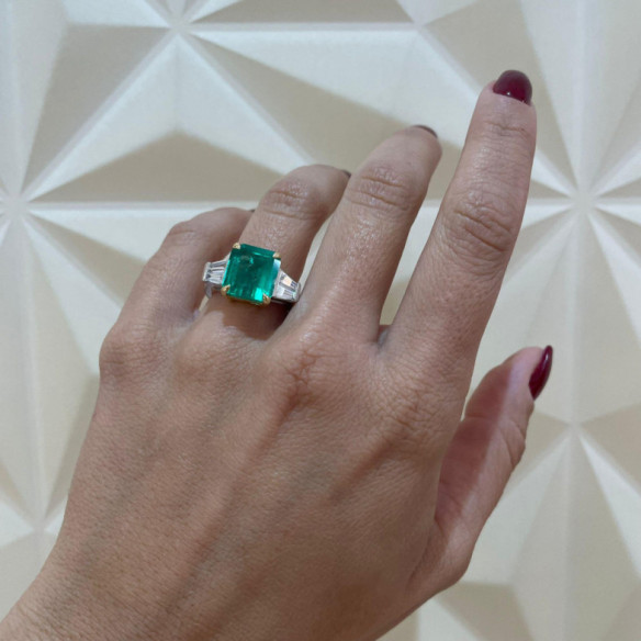 Anillo Esmeralda Cinco Quilates y Diamantes Solitario Red Carpet - Hoher Schmuck