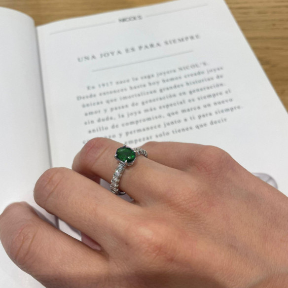 Lola Oval Emerald Ring 1.20 Carat - Green engagement rings