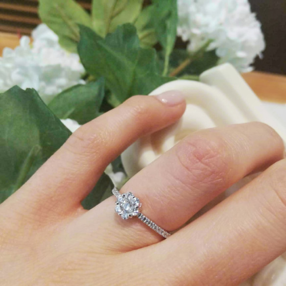 Anillo Compromiso Camelia 1.00 - Solitarios de Oro Blanco