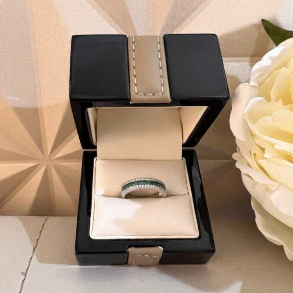 Anel Princesa Esmeralda e Diamantes Amélia 0,30 - ANéIS
