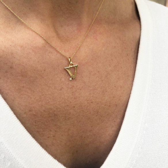 Collana iniziale V Dot Diamond - Initial Gold Diamond Letters