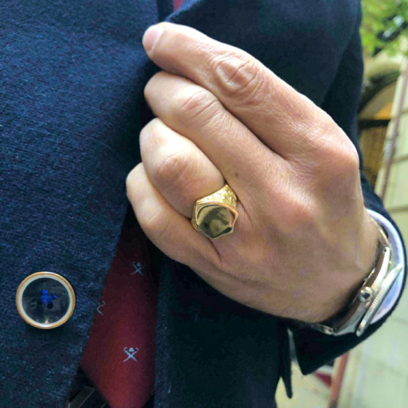 Sigillo d'oro con scudo inciso - Man anelli francobolli
