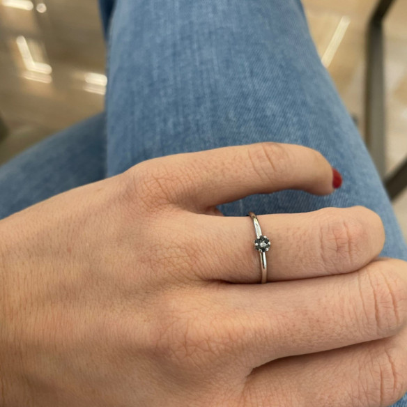 Anillo Diamantes Negros y Blanco Camelia 0.11 - Brillant
