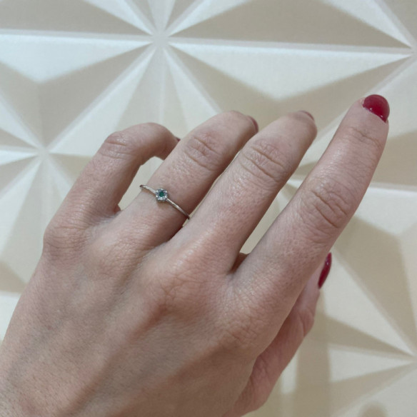 Anillo Diamantes y Esmeralda Camelia 0.11 - Anillos de Esmeralda