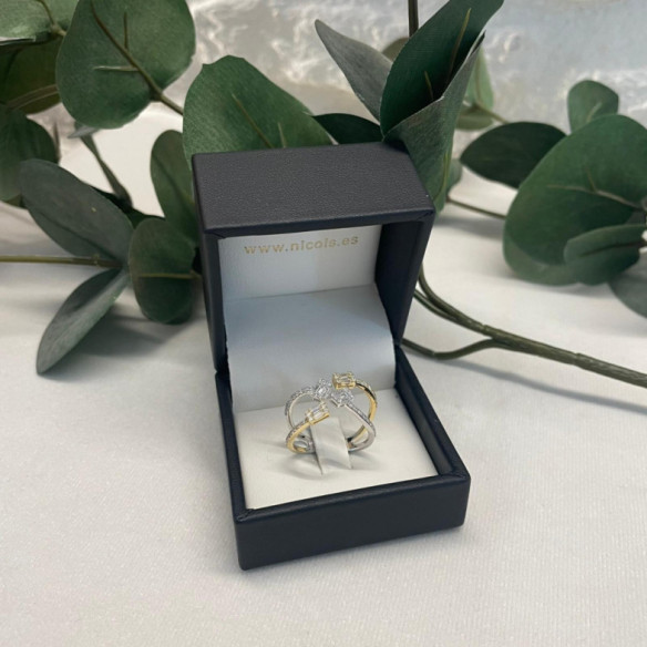 Yellow and white gold ring with double-arm diamonds Aura - Carving baguette