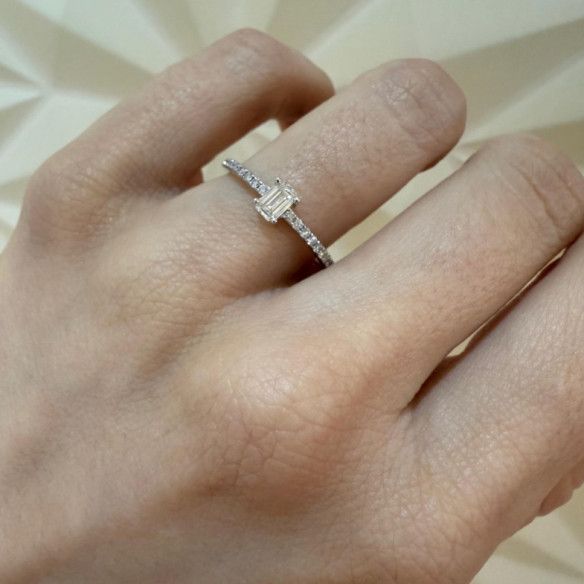 Anillo Compromiso Dafne Petit Diamante Esmeralda 0.30 Oro Blanco - Anillos de Solitario