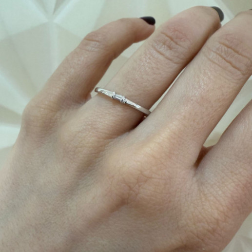 Anillo Compromiso Lirio Oro Blanco con Diamante Baguette 0.10Ct. - Solitarios de Oro Blanco 2