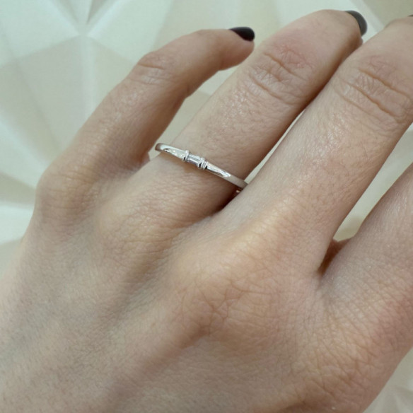 Anillo Compromiso Lirio Oro Blanco con Diamante Baguette 0.10Ct. - Solitarios de Oro Blanco