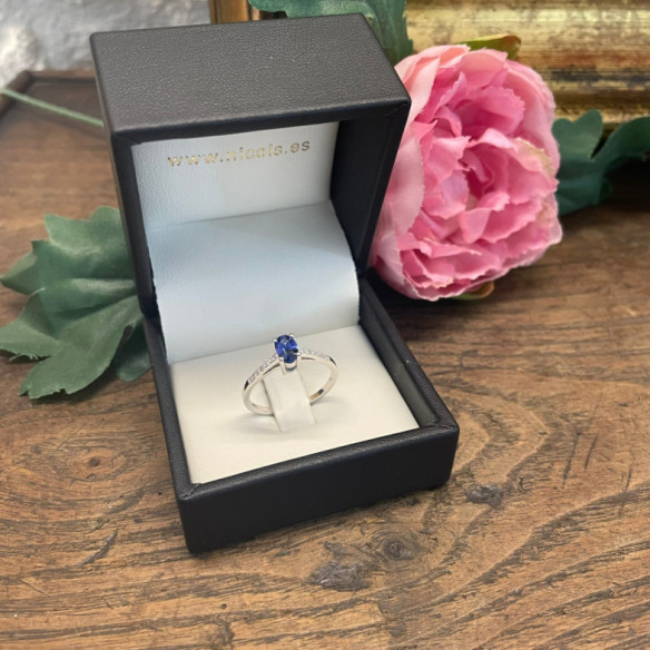Anillo Zafiro Azul Lola 0.60 ct - Anillos de Zafiro