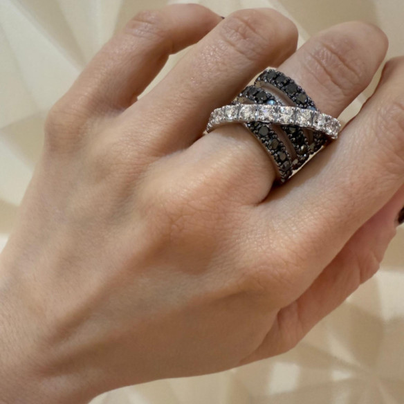 Anillo cruzado de oro blanco con diamantes blancos y negros - Alti gioielli