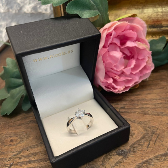 Anillo solitario 0,95 ct Jackie Twisted Oro Blanco - Solitarios de Oro Blanco