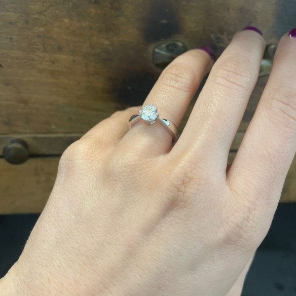 Anillo solitario 0,95 ct Jackie Twisted Oro Blanco - Solitarios de Oro Blanco