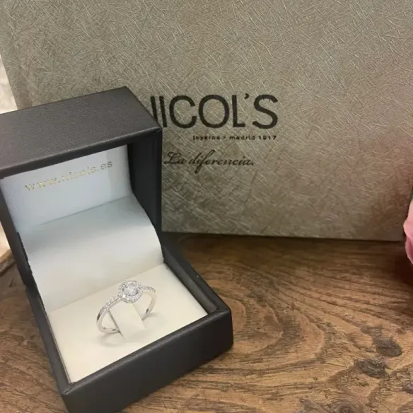Anillo Solitario Diamante Clavel 0.30 - Brilhante