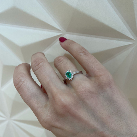 Anillo Esmeralda y Diamantes Dalia 0.50 - RINGE