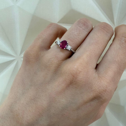 Anillo rubí oval y diamantes tresillo Sunset Oval - Bagues rubis 2