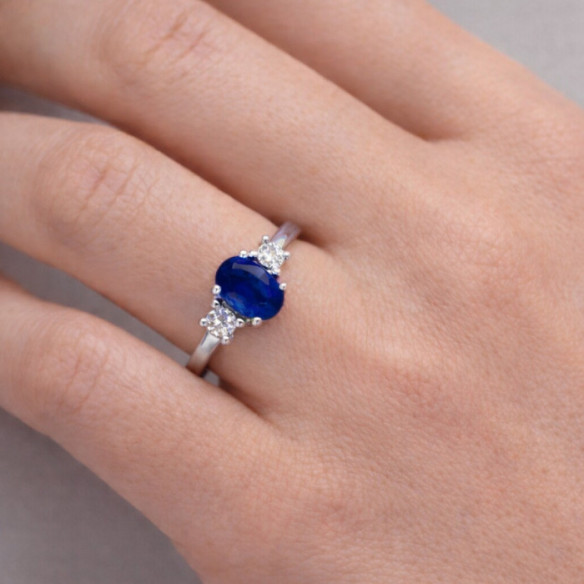 Anillo Zafiro y Diamantes Tresillo Oro Blanco Sunset Oval - Anillos de Compromiso Azul