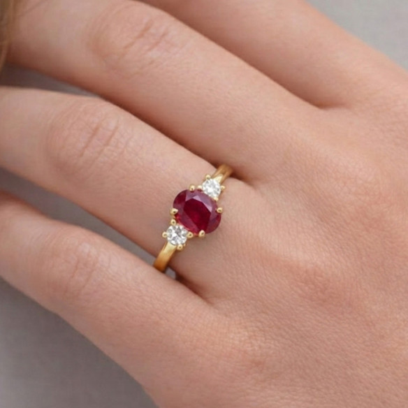 Anillo Rubí y Diamantes Tresillo Oro Amarillo Sunset Oval - Anillos de Compromiso Rojo