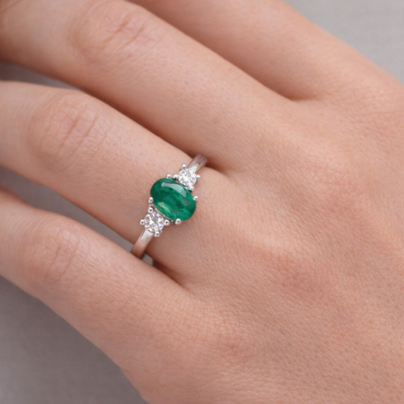Anillo Esmeralda y Diamantes Tresillo Oro Blanco Sunset Oval - Anillos de Compromiso Verde