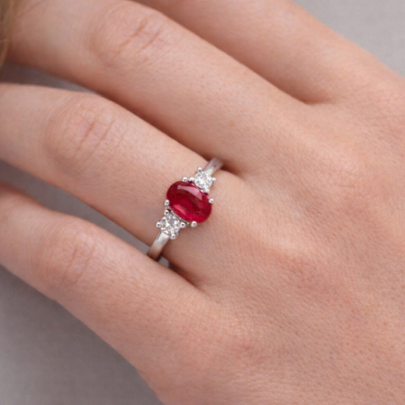 Anillo Rubí y Diamantes Tresillo Oro Blanco Sunset Oval - Anillos de Compromiso Rojo