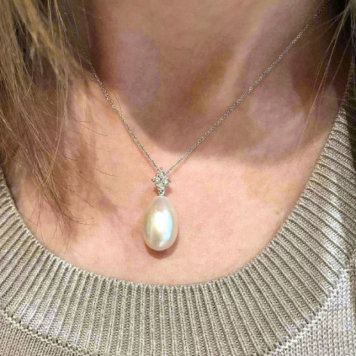 Diamonds and Pearl Pendant PEARLS LADY - Diamond Necklaces 2