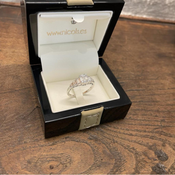 Minerva Diamond Ring 0.65Ct White Gold - Carving baguette