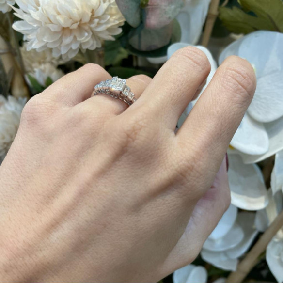Minerva Diamond Ring 0.65Ct White Gold - Carving baguette