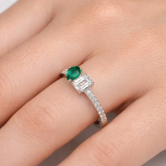 Toi et Moi Emerald and Diamond Ring in White Gold - Green engagement rings