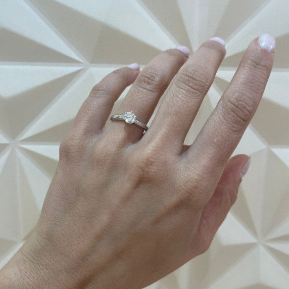 Pierścionek Charlotte z białego złota z diamentem 0,10 do 0,70 Ct
